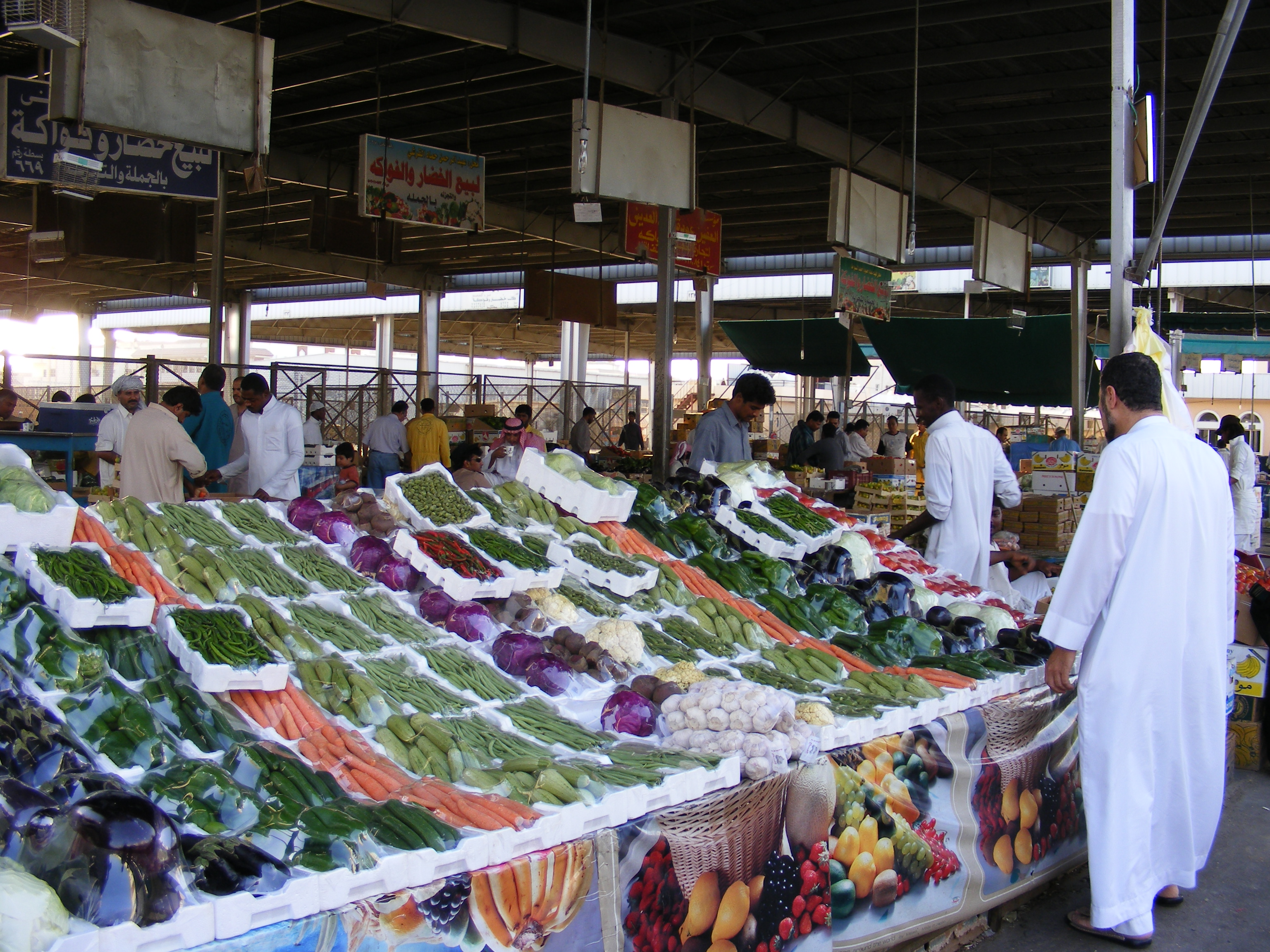 Мусульманский рынок. Исламский рынок. Мусульманский базар. Рынок в Саудовской Аравии. Легкая промышленность Саудовской Аравии.