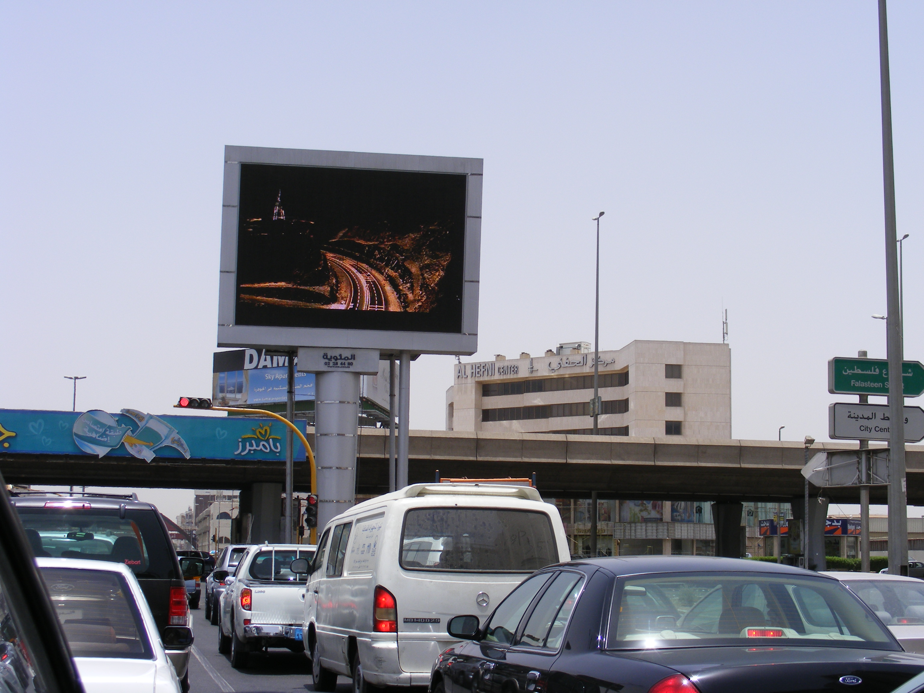 Here traffic. Билборд в пробке. Electronic Billboard. Billboard Electronics. Electric Billboard.